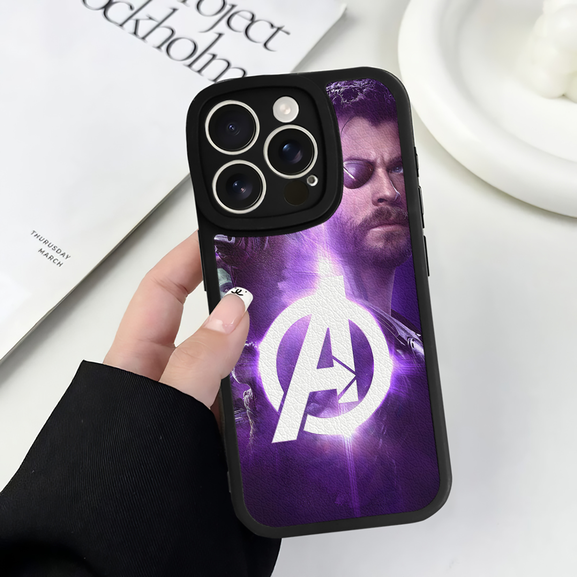 （画像用） アベンジャーズ The Avengers 【iPhone 16シリーズ対応】シリコンスマホケース（レザー調） 材質：シリコン
